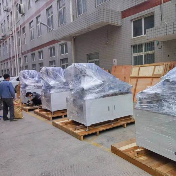 stiamo caricando 3 container di American Hose Hoop Machine negli Stati Uniti